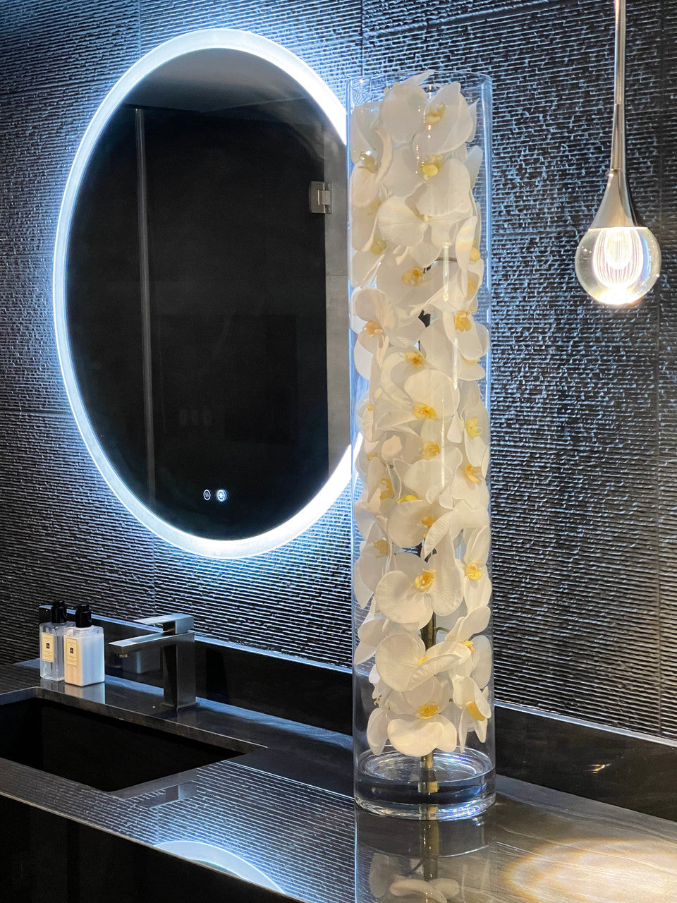 Cylindre en Verre avec Blanc Orchidées Phalaenopsis