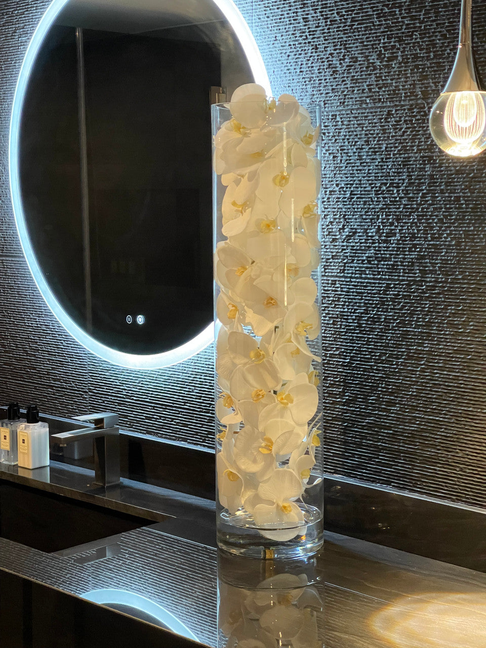 Cylindre en Verre avec Blanc Orchidées Phalaenopsis
