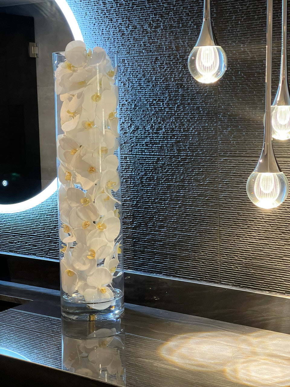 Cylindre en Verre avec Blanc Orchidées Phalaenopsis