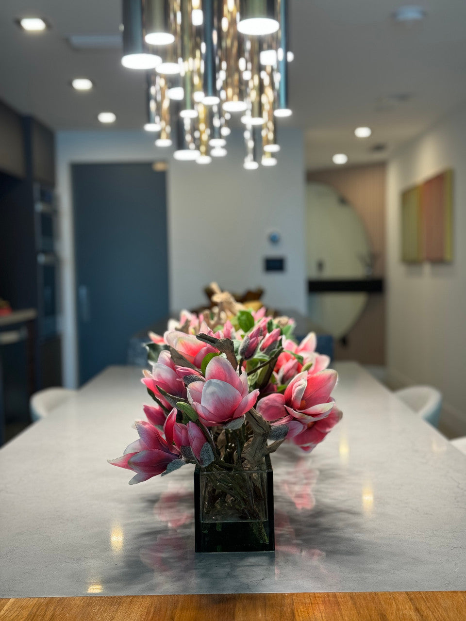 Casa Moderna Glass Pot avec Bright Rose Magnolias et Bois Flotté