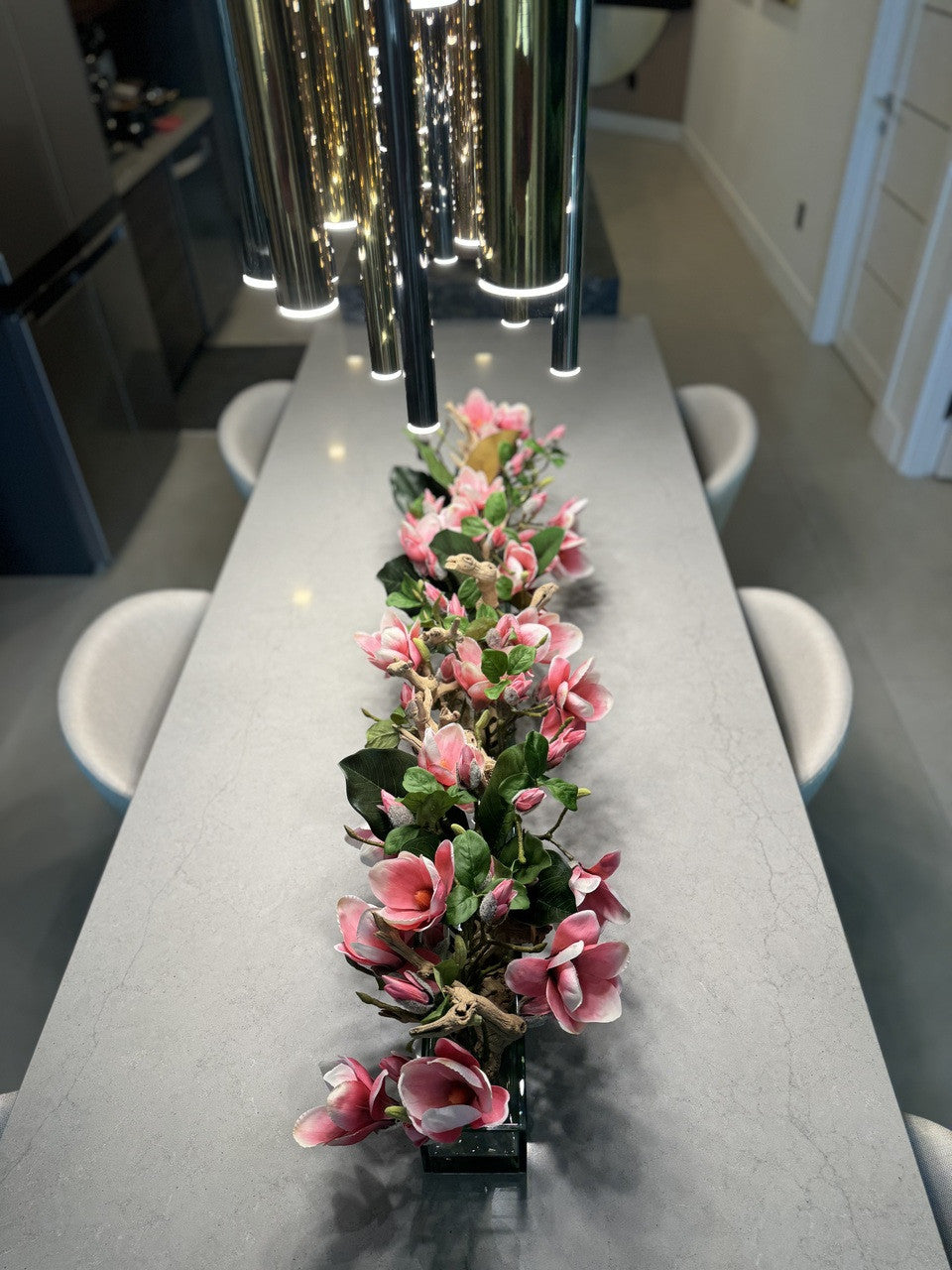 Casa Moderna Glass Pot avec Bright Rose Magnolias et Bois Flotté