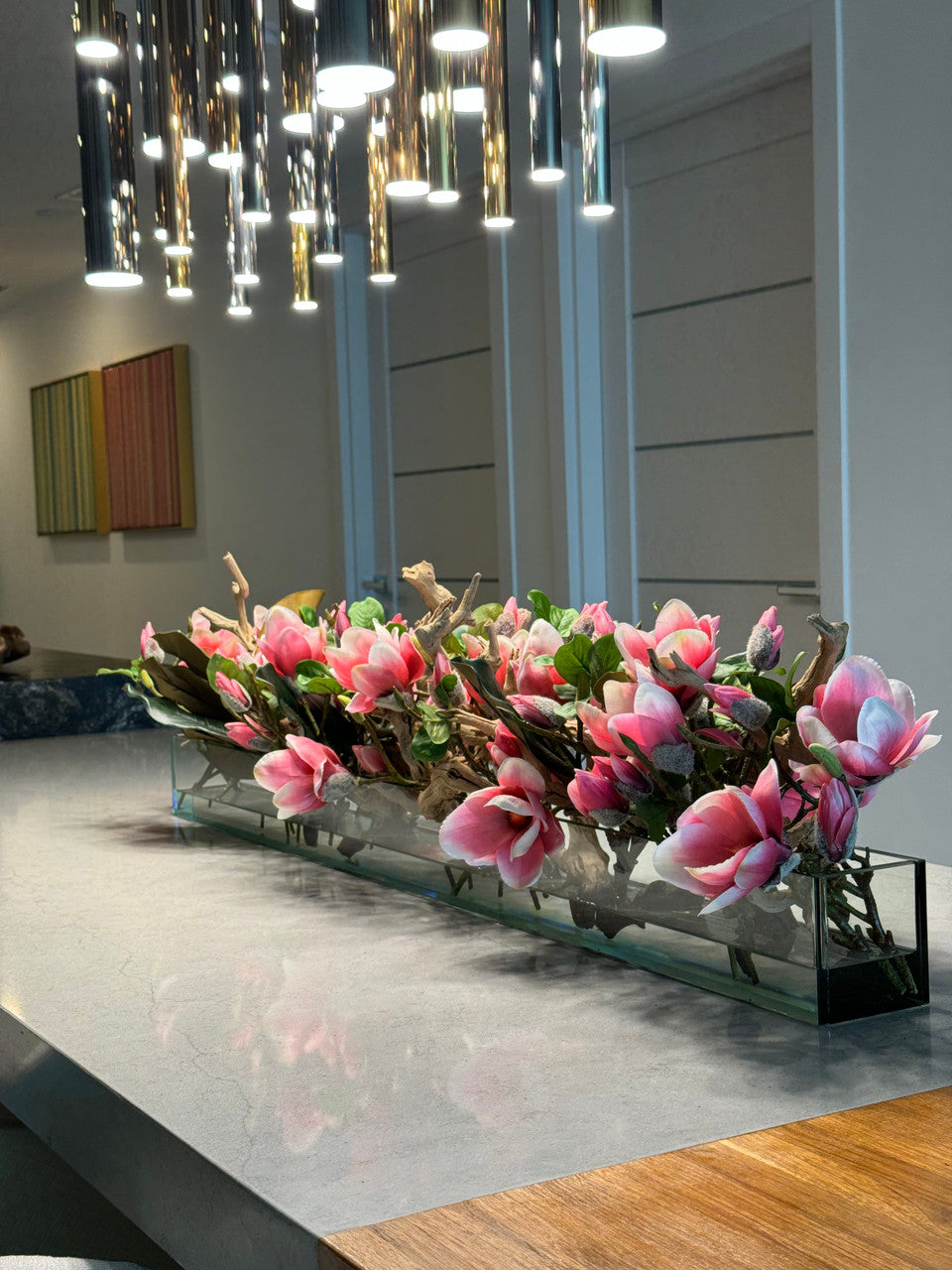 Casa Moderna Glass Pot avec Bright Rose Magnolias et Bois Flotté