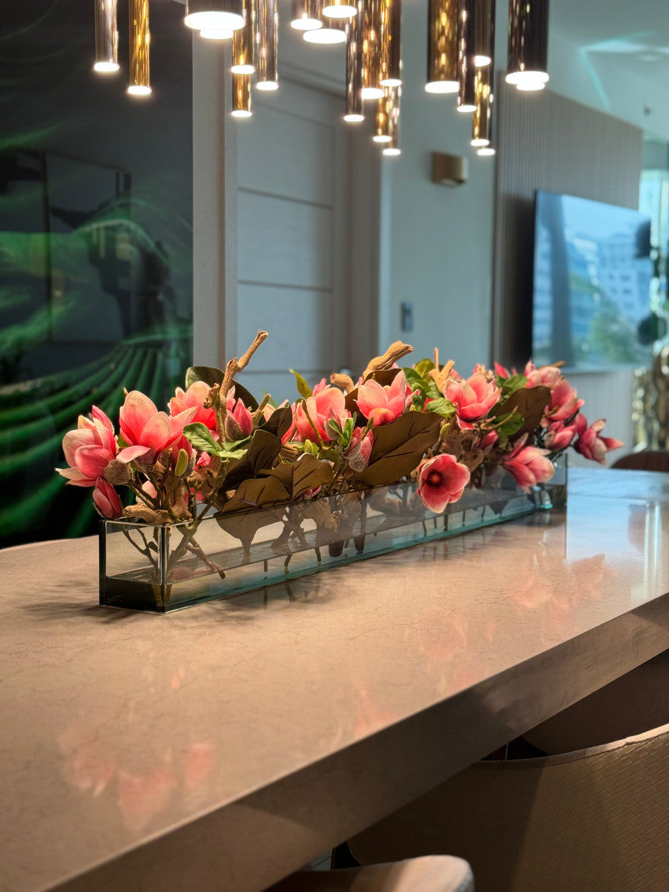 Casa Moderna Glass Pot avec Bright Rose Magnolias et Bois Flotté