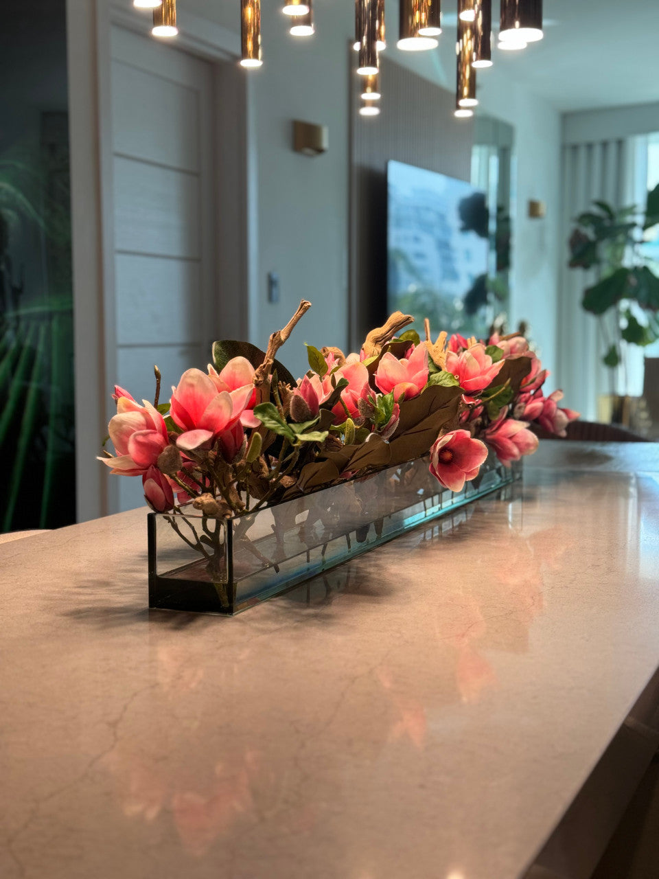 Casa Moderna Glass Pot avec Bright Rose Magnolias et Bois Flotté
