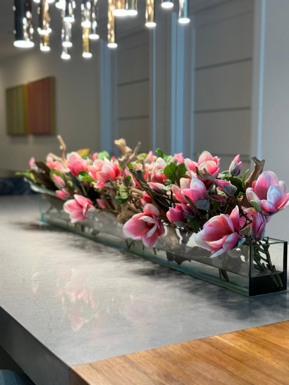 Casa Moderna Glass Pot avec Bright Rose Magnolias et Bois Flotté