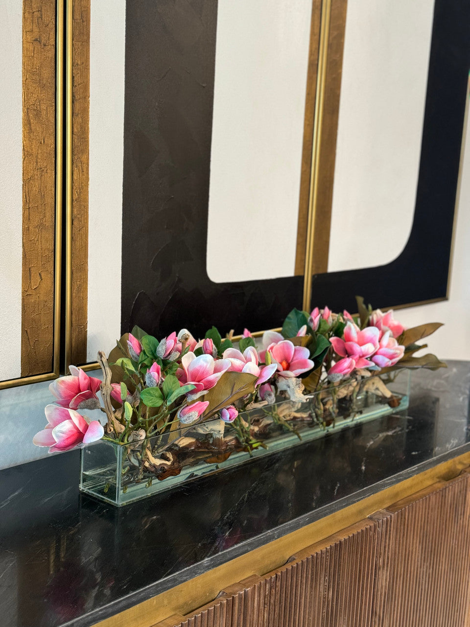 Casa Moderna Glass Pot avec Bright Rose Magnolias et Bois Flotté