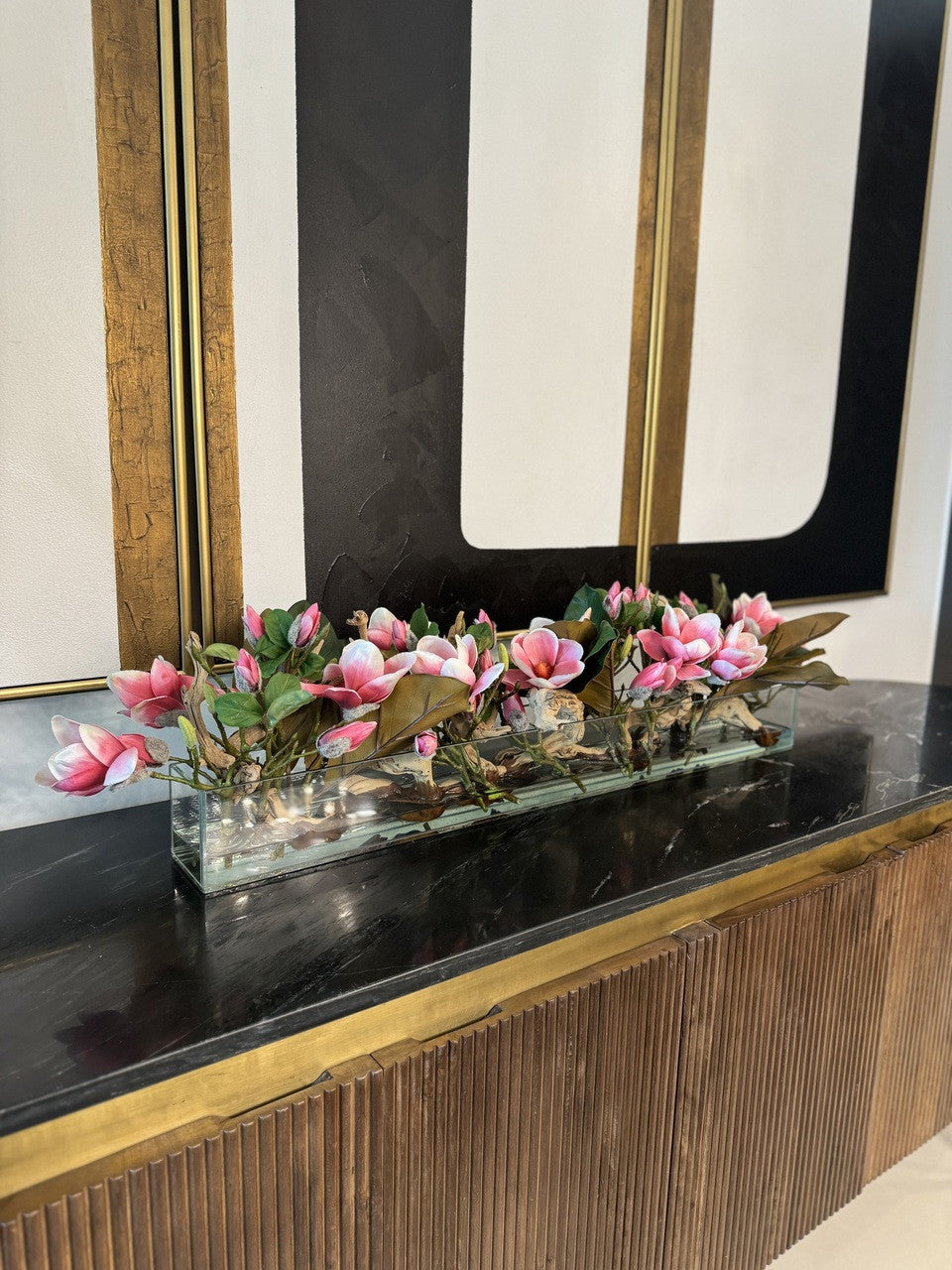 Casa Moderna Glass Pot avec Bright Rose Magnolias et Bois Flotté