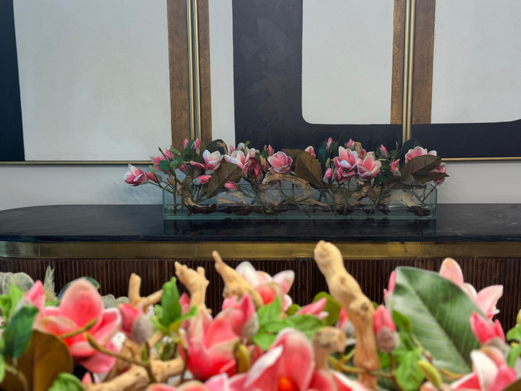 Casa Moderna Glass Pot avec Bright Rose Magnolias et Bois Flotté