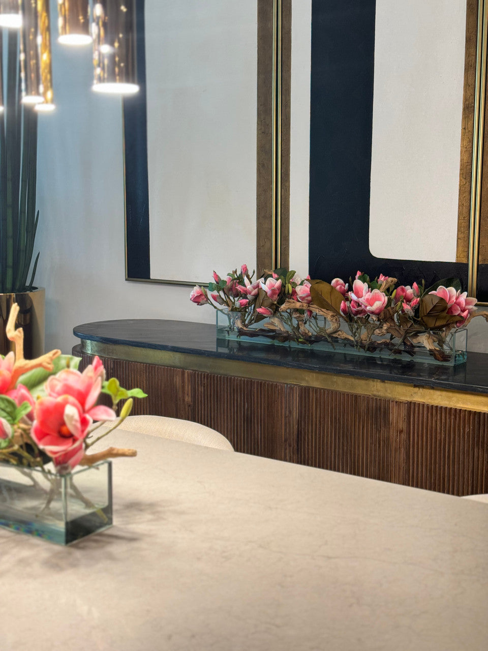 Casa Moderna Glass Pot avec Bright Rose Magnolias et Bois Flotté