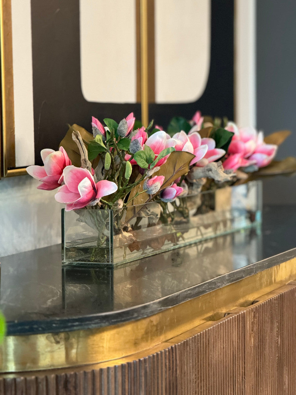 Casa Moderna Glass Pot avec Bright Rose Magnolias et Bois Flotté