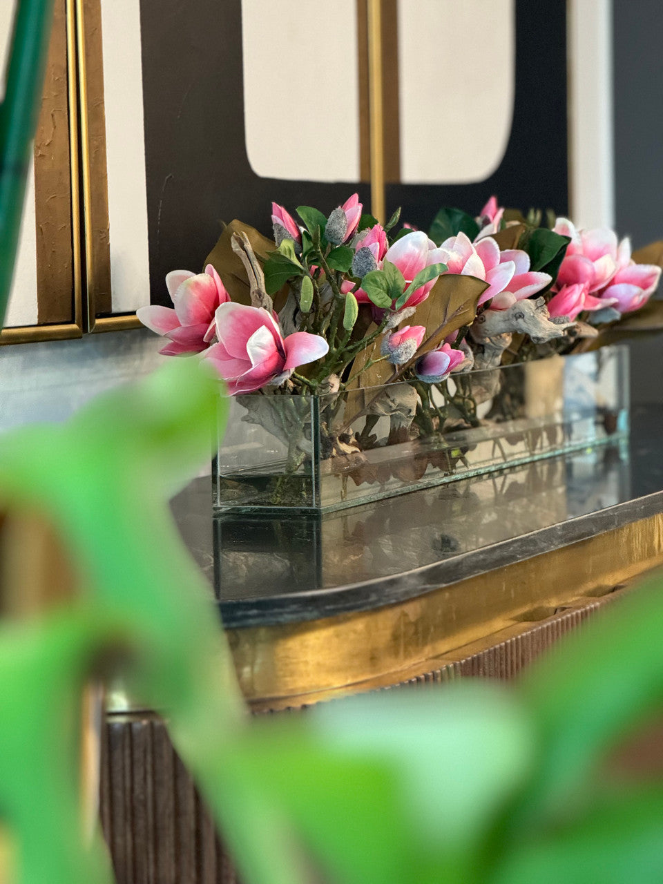 Casa Moderna Glass Pot avec Bright Rose Magnolias et Bois Flotté