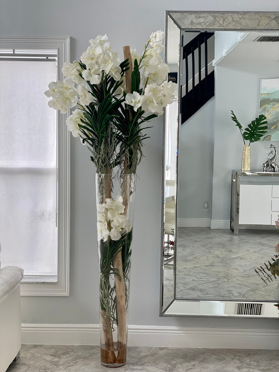 Blanc Orchidées Vanda et Bois Flotté dans Xxl Cylindre Verre Évasé