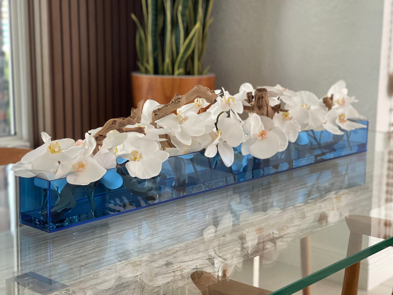 91 Cm Casa Moderna Bleu Acrylic Pot avec Blanc Orchidées et Bois Flotté