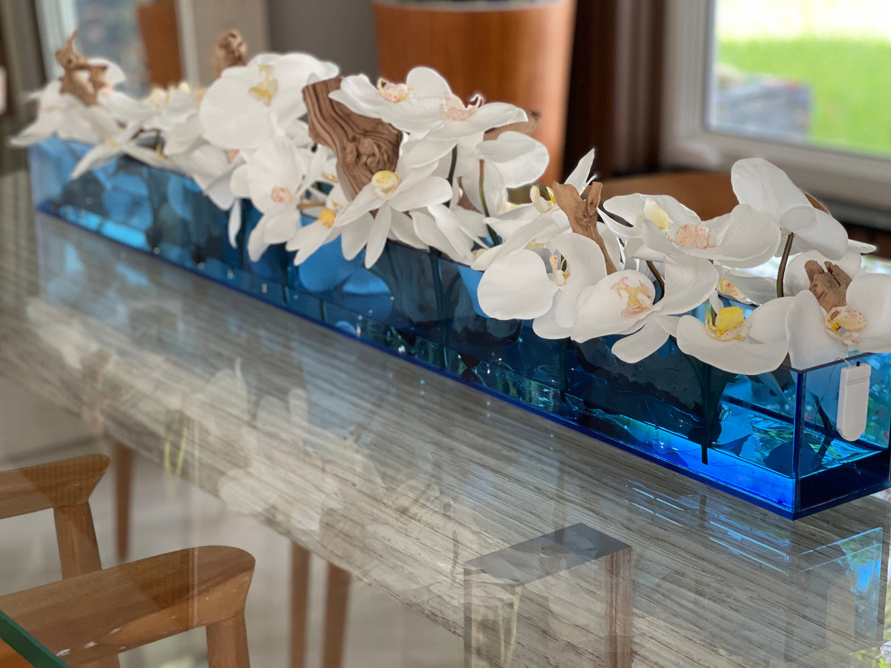 122 Cm Casa Moderna Bleu Acrylic Pot avec Blanc Orchidées et Bois Flotté