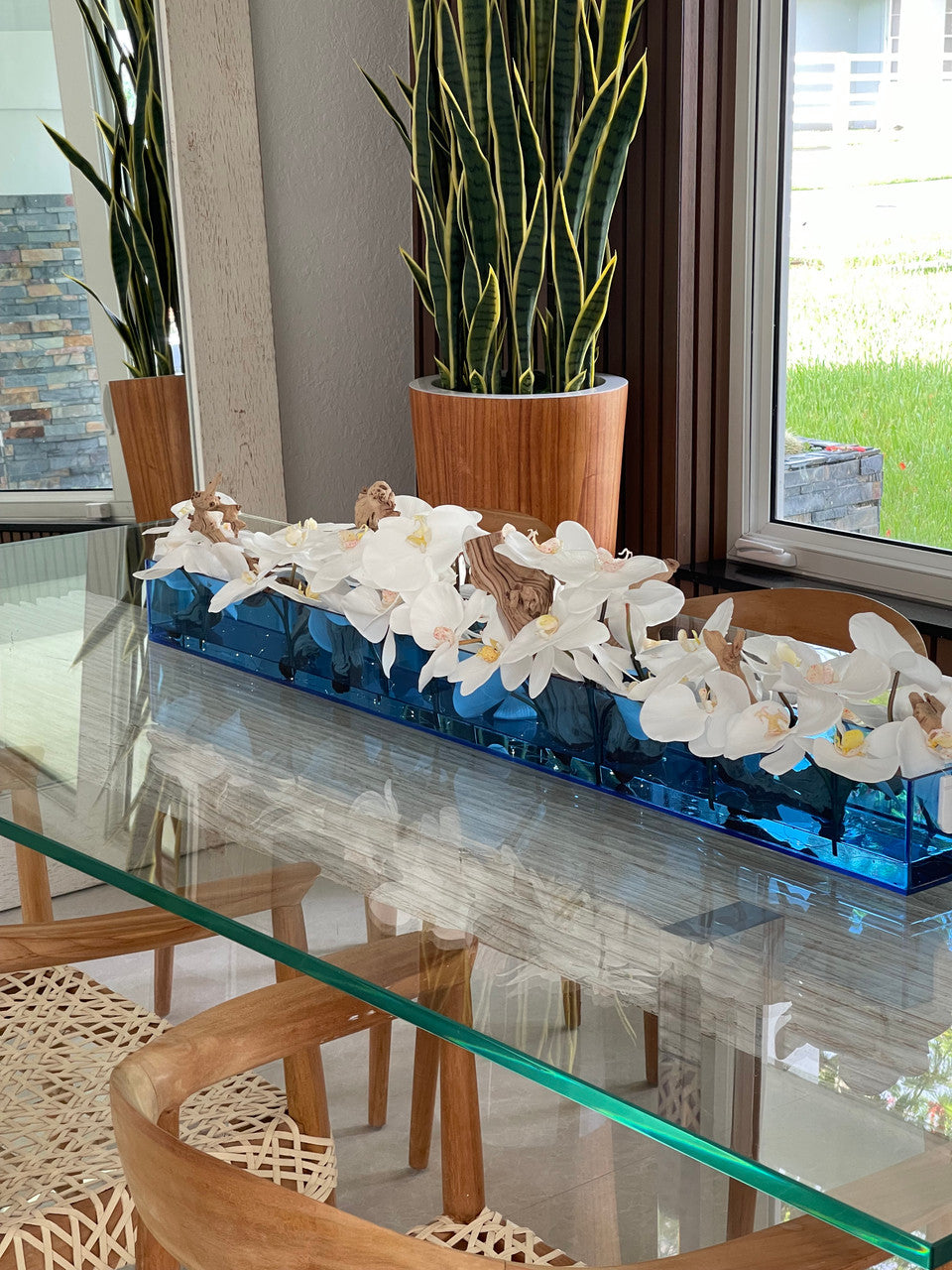 91 Cm Casa Moderna Bleu Acrylic Pot avec Blanc Orchidées et Bois Flotté
