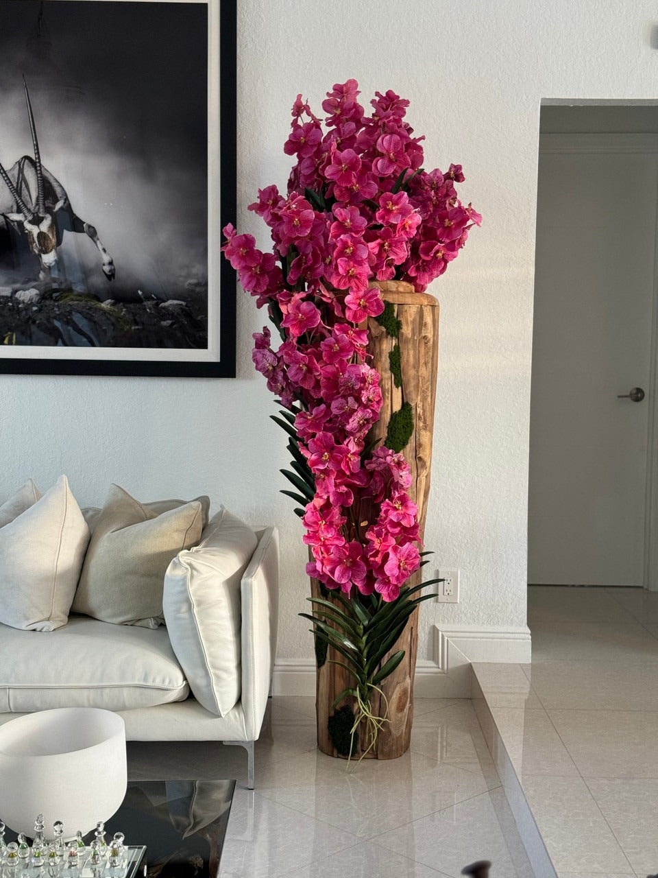 Grand Live Edge Teak Vase avec Rose Orchidées Vanda