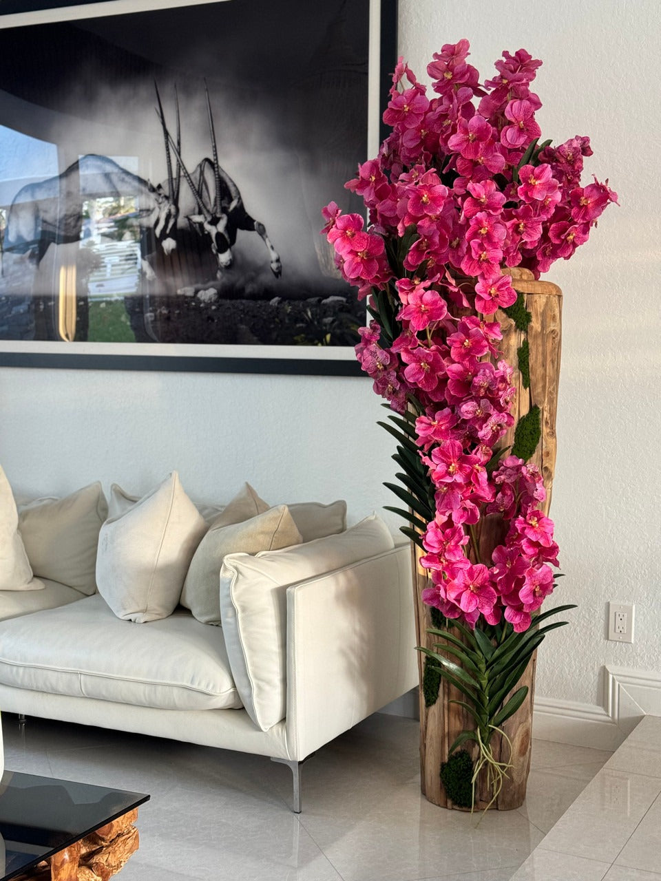 Grand Live Edge Teak Vase avec Rose Orchidées Vanda