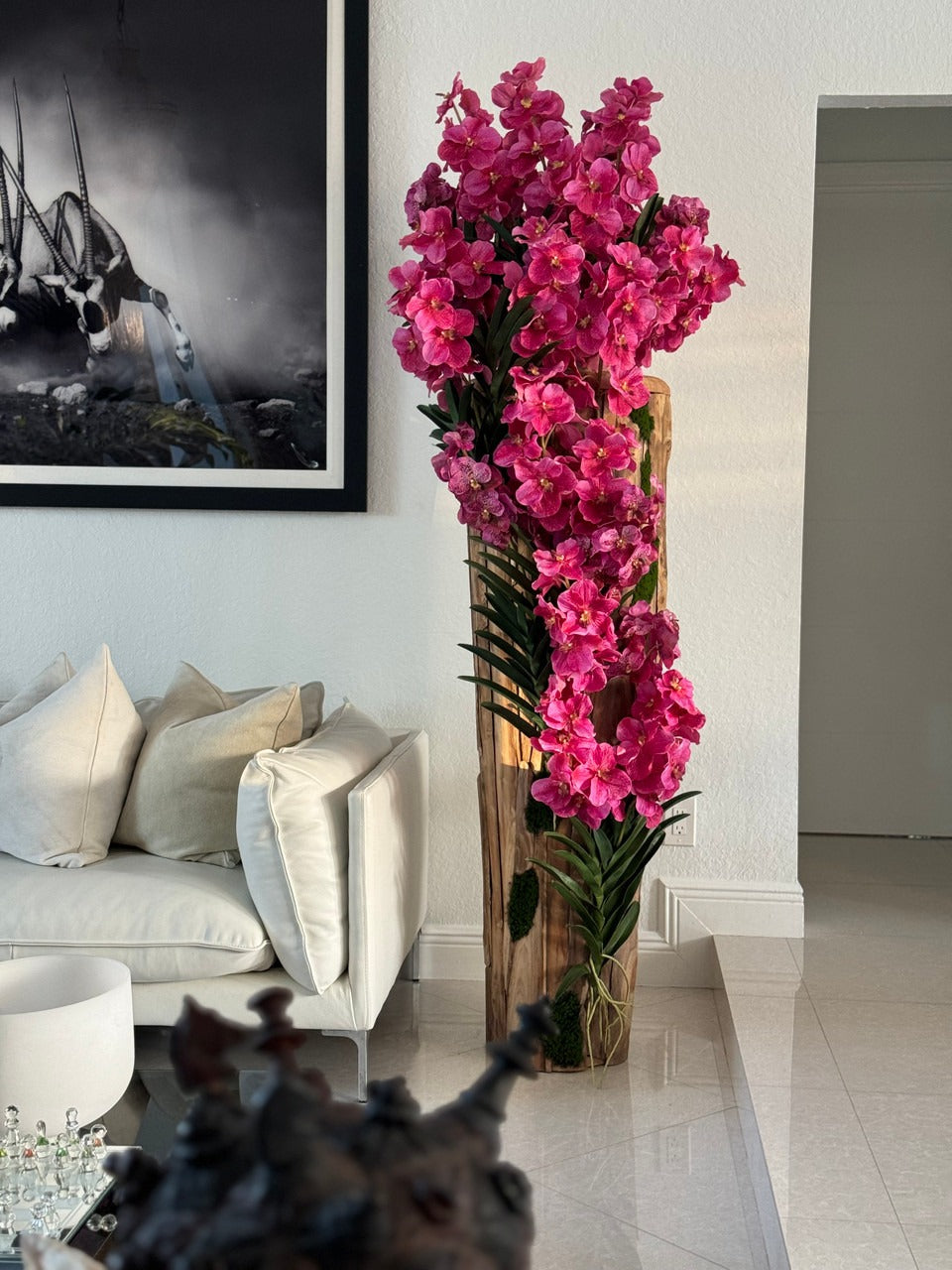 Grand Live Edge Teak Vase avec Rose Orchidées Vanda