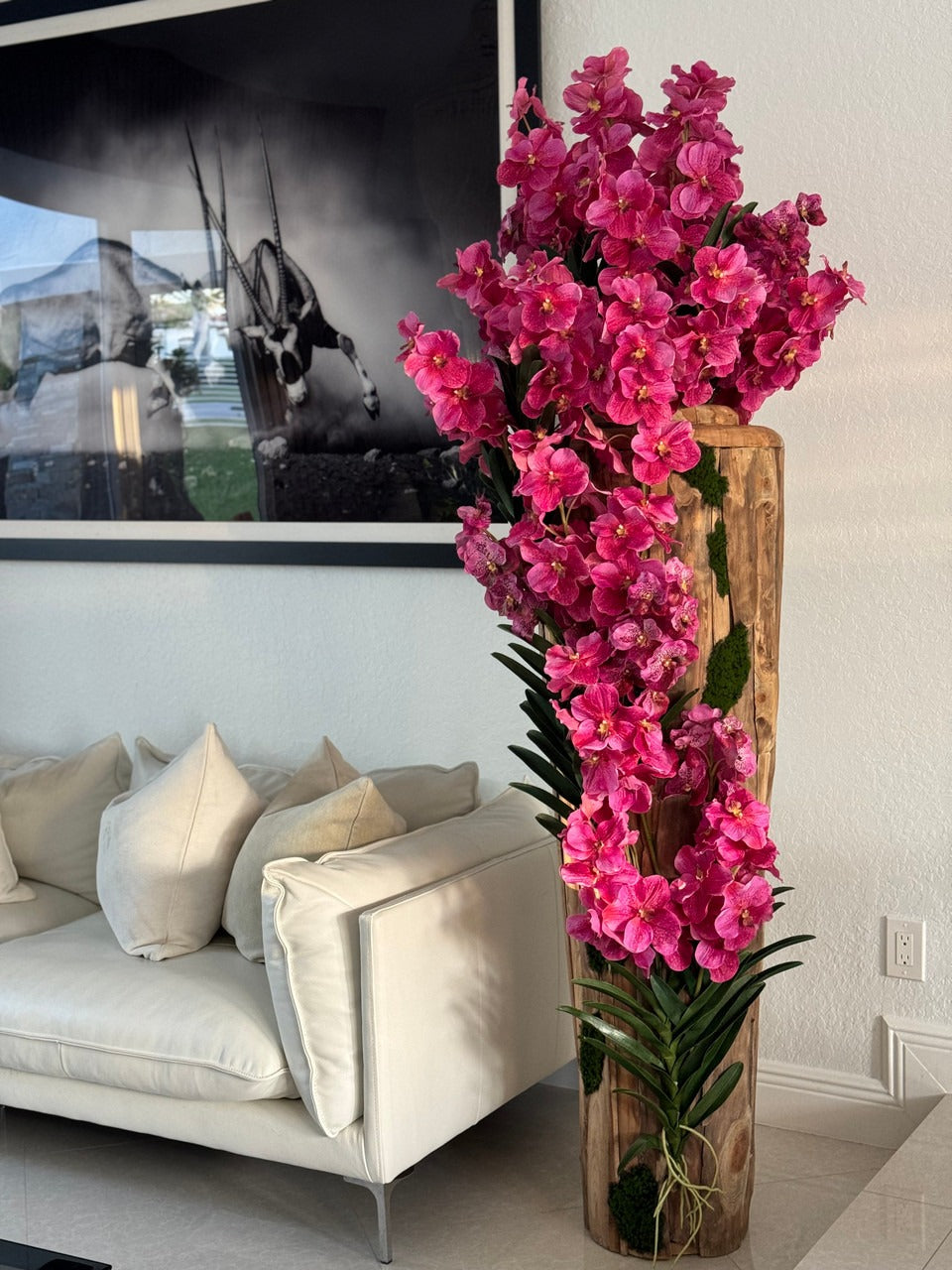 Grand Live Edge Teak Vase avec Rose Orchidées Vanda
