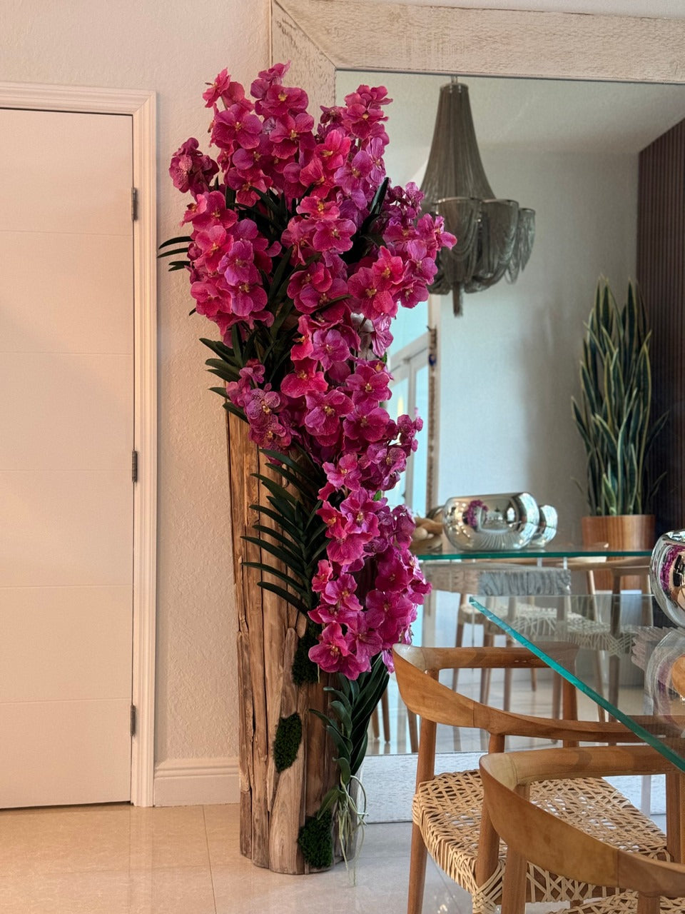 Grand Live Edge Teak Vase avec Rose Orchidées Vanda