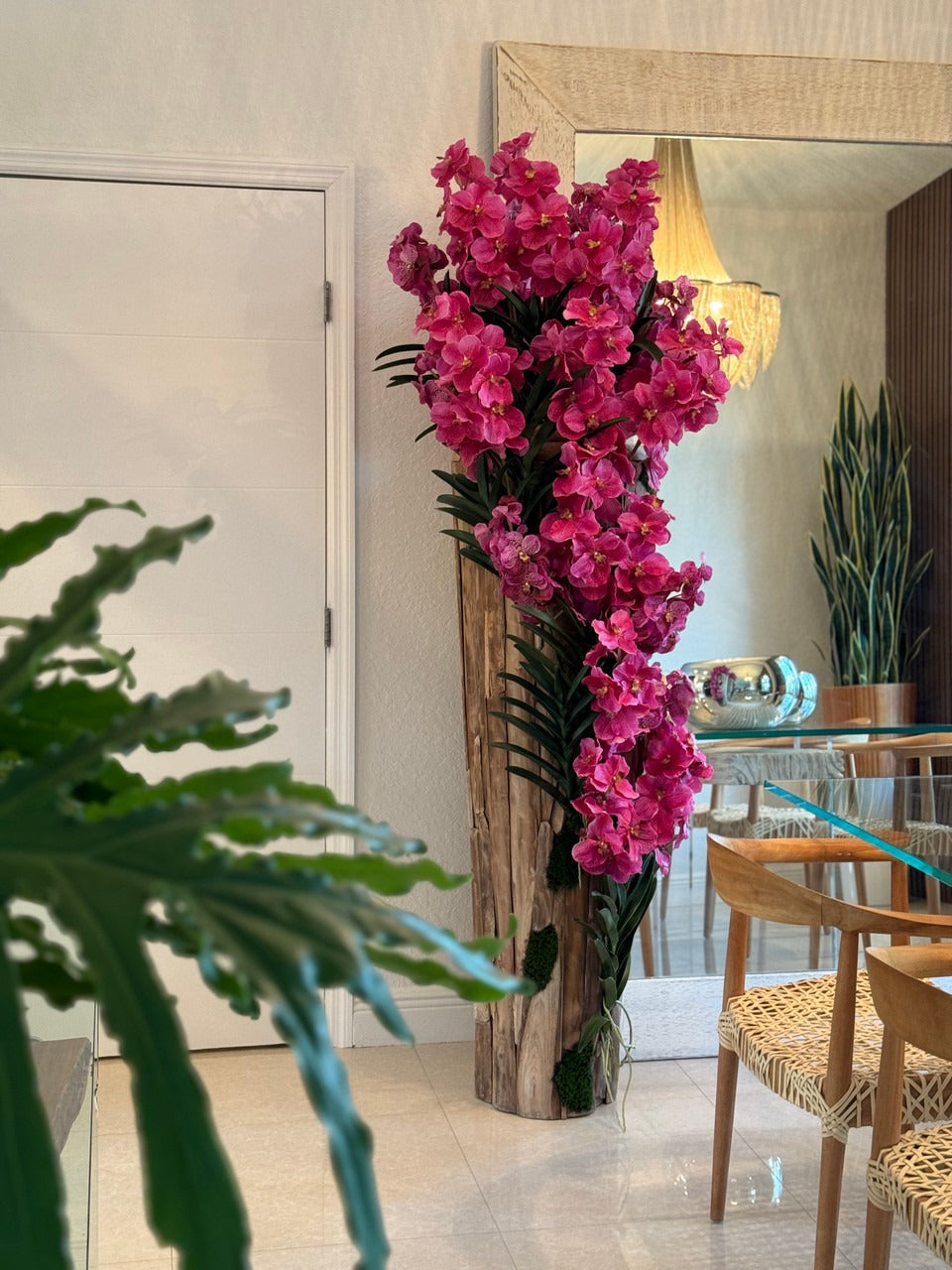 Grand Live Edge Teak Vase avec Rose Orchidées Vanda