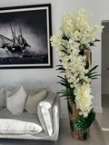 Grand Live Edge Teak Vase avec Blanc Orchidées Vanda