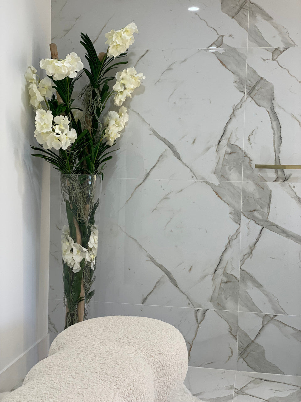 Blanc Orchidées Vanda et Bois Flotté dans Xxl Cylindre Verre Évasé