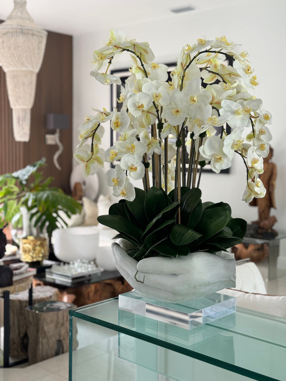 Blanc Orchidées Phalaenopsis en Blanc Vase Sculpture Mains Ouvertes