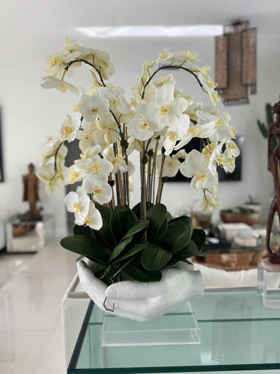 Blanc Orchidées Phalaenopsis en Blanc Vase Sculpture Mains Ouvertes