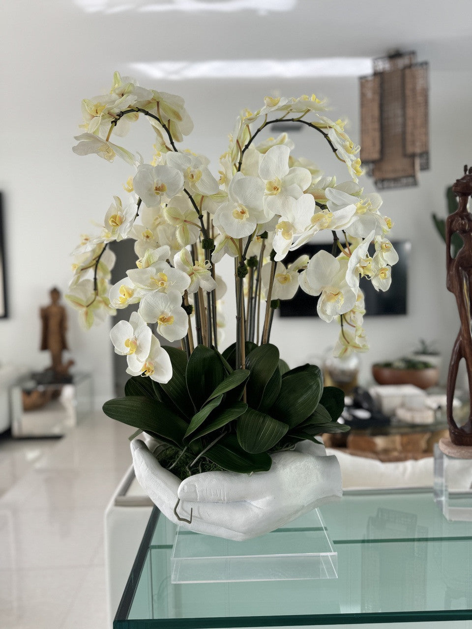 Blanc Orchidées Phalaenopsis en Blanc Vase Sculpture Mains Ouvertes