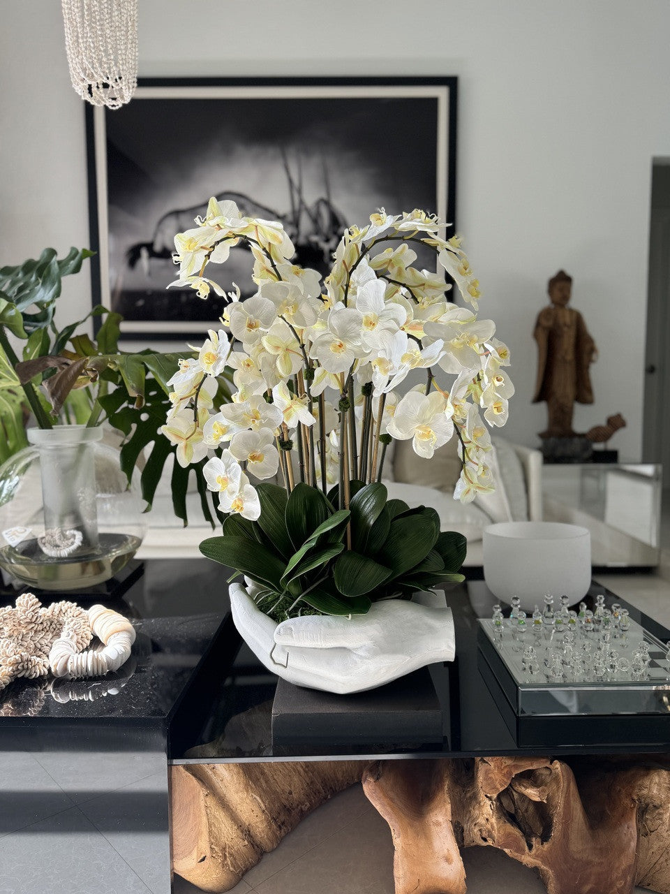 Blanc Orchidées Phalaenopsis en Blanc Vase Sculpture Mains Ouvertes
