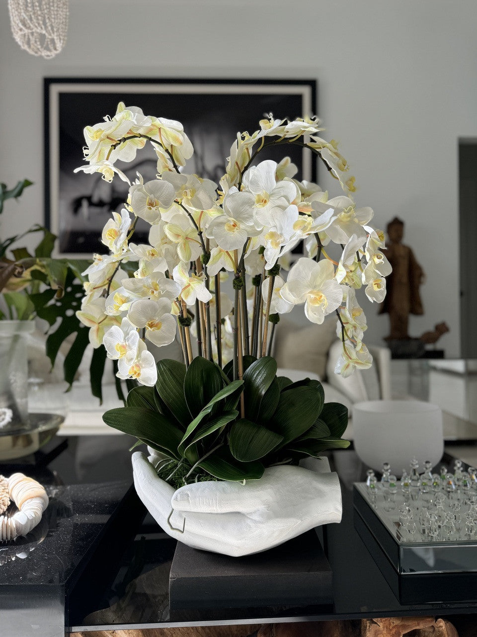 Blanc Orchidées Phalaenopsis en Blanc Vase Sculpture Mains Ouvertes