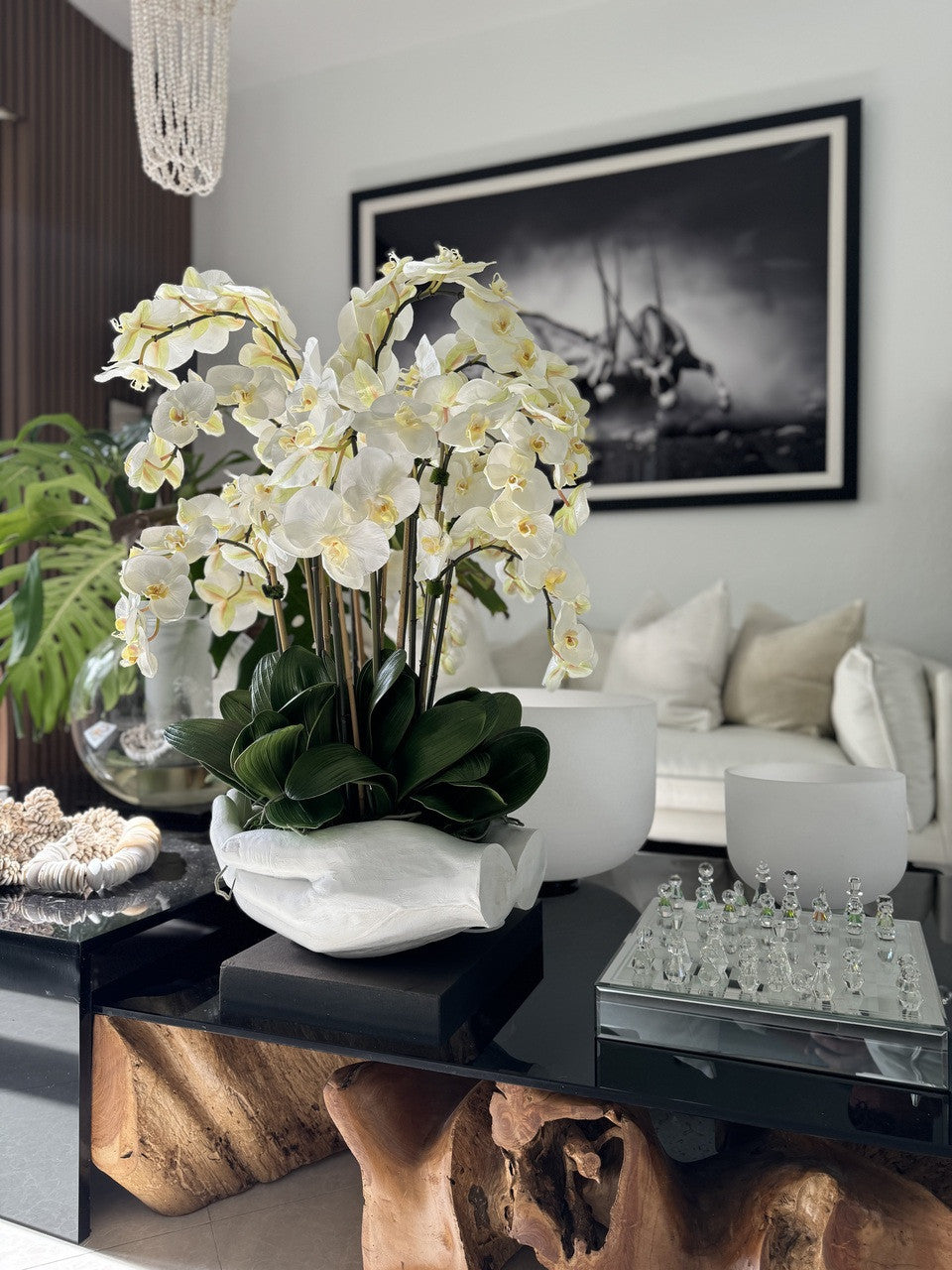 Blanc Orchidées Phalaenopsis en Blanc Vase Sculpture Mains Ouvertes