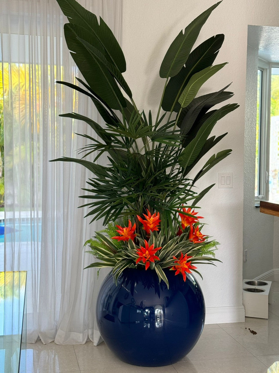Tropical Mix Plantes en Cobalt Bleu Pot Globe