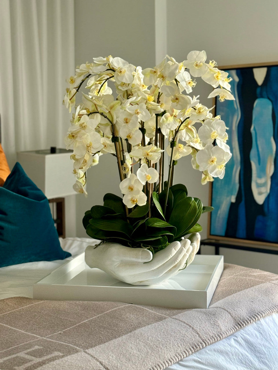 Blanc Orchidées Phalaenopsis en Blanc Vase Sculpture Mains Ouvertes