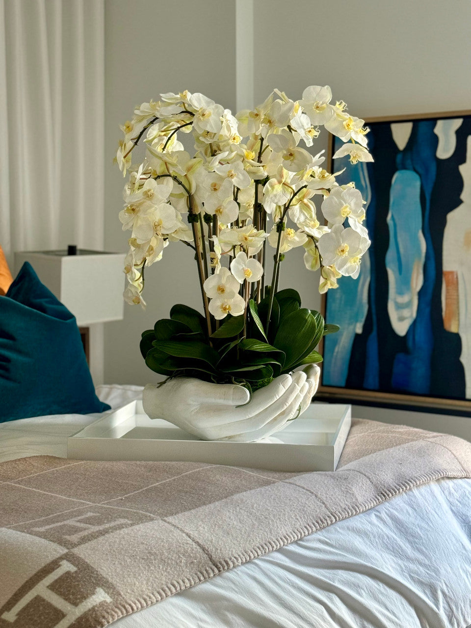 Blanc Orchidées Phalaenopsis en Blanc Vase Sculpture Mains Ouvertes