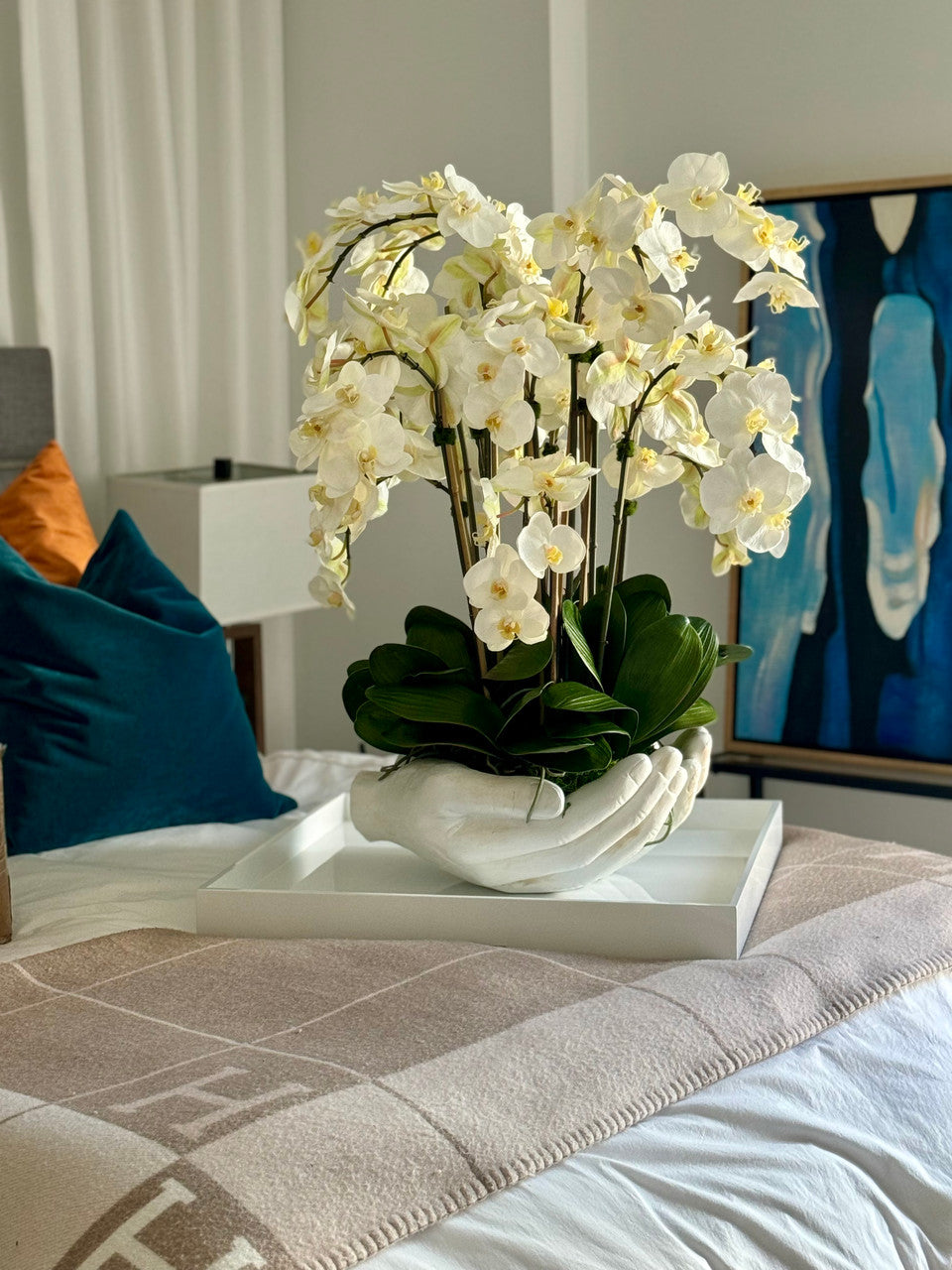 Blanc Orchidées Phalaenopsis en Blanc Vase Sculpture Mains Ouvertes