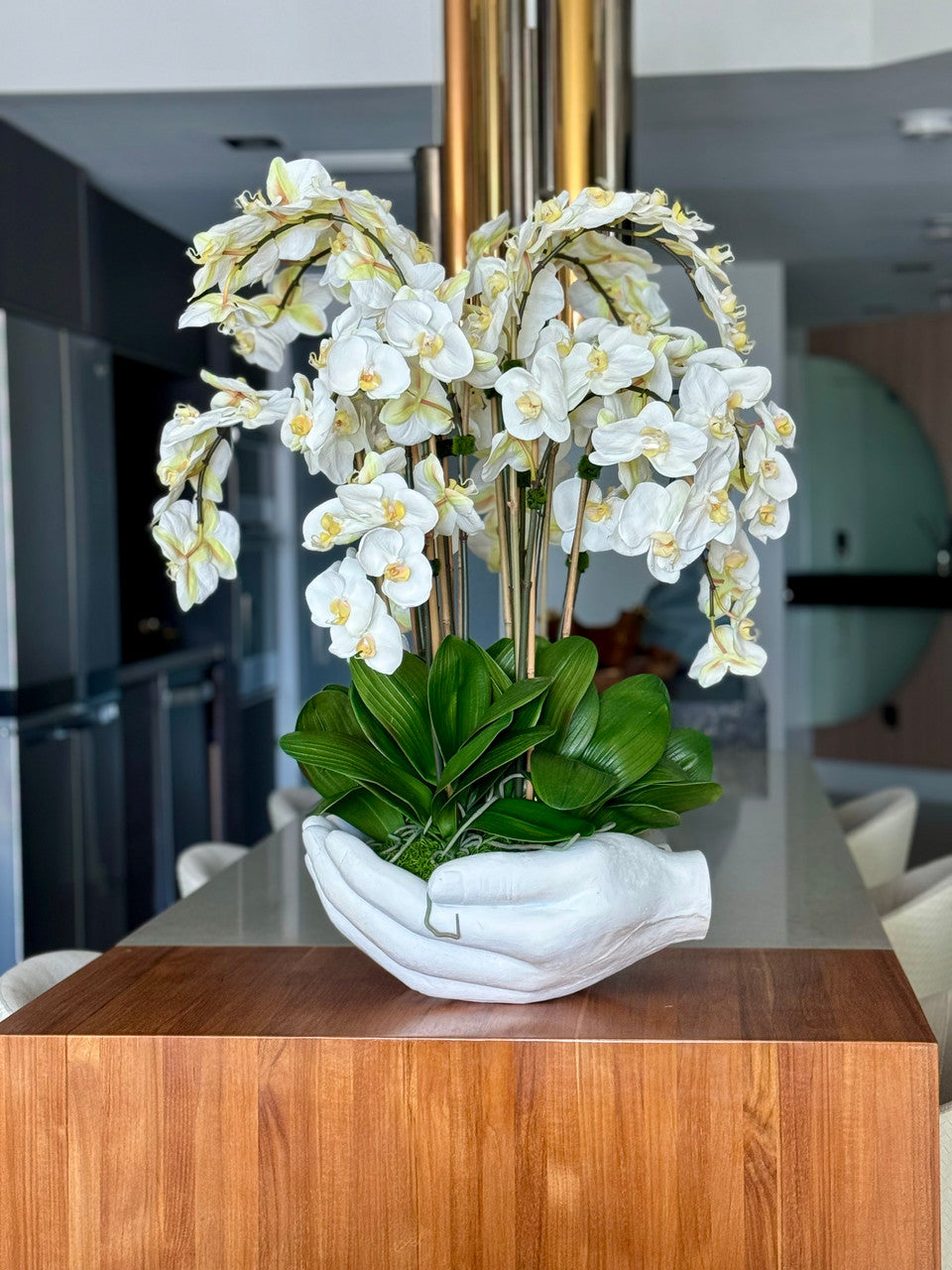 Blanc Orchidées Phalaenopsis en Blanc Vase Sculpture Mains Ouvertes