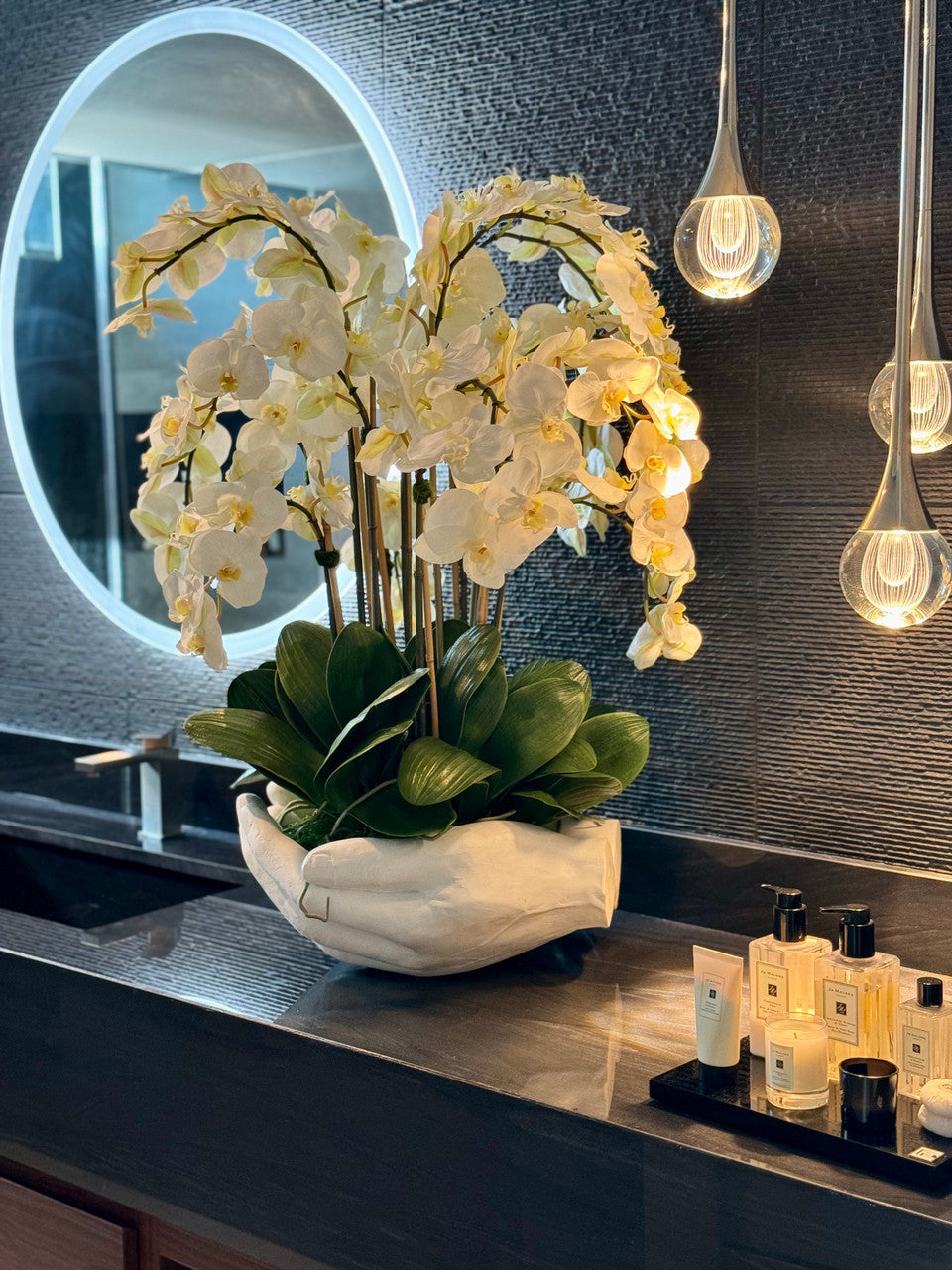 Blanc Orchidées Phalaenopsis en Blanc Vase Sculpture Mains Ouvertes