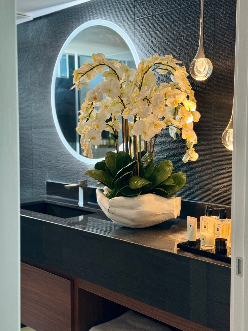 Blanc Orchidées Phalaenopsis en Blanc Vase Sculpture Mains Ouvertes