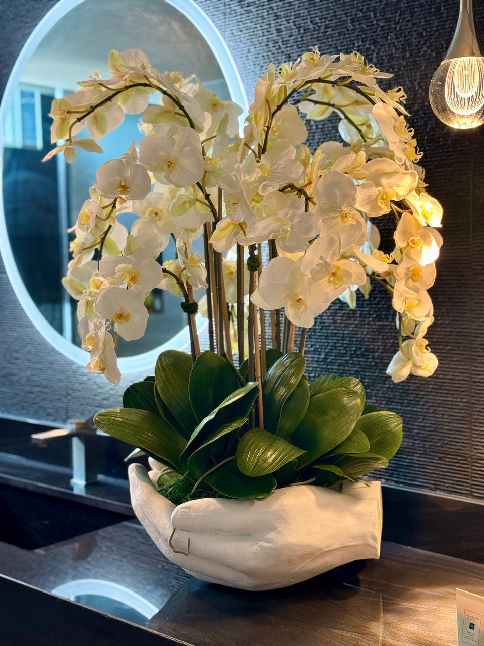 Blanc Orchidées Phalaenopsis en Blanc Vase Sculpture Mains Ouvertes