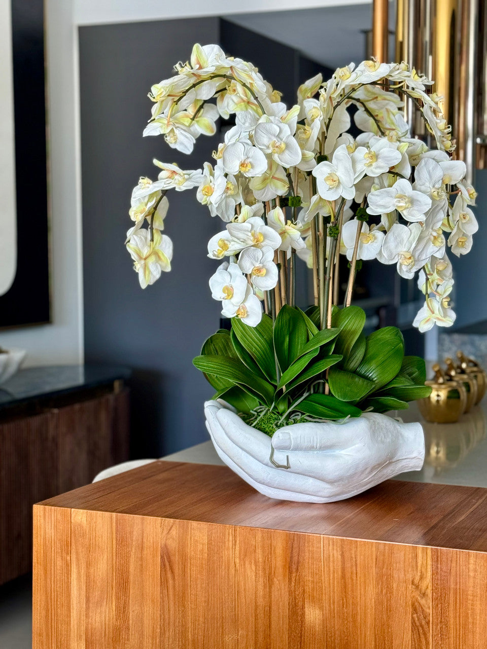 Blanc Orchidées Phalaenopsis en Blanc Vase Sculpture Mains Ouvertes