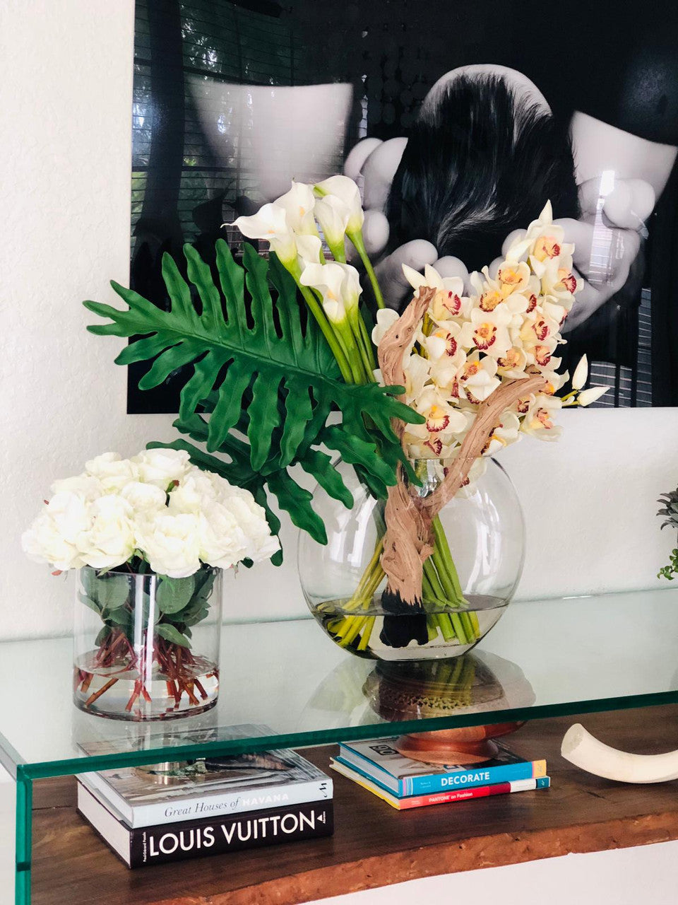 Vase Lune avec Cymbidiums et Arums