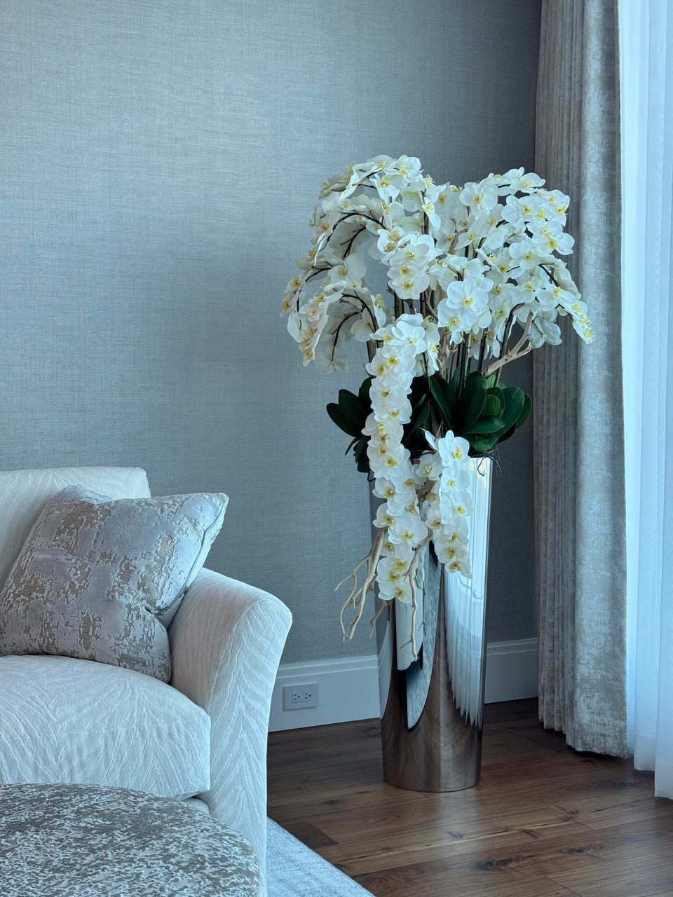 Cascading Orchidées Phalaenopsis en Tapered Acier Inoxydable Polished Cone
