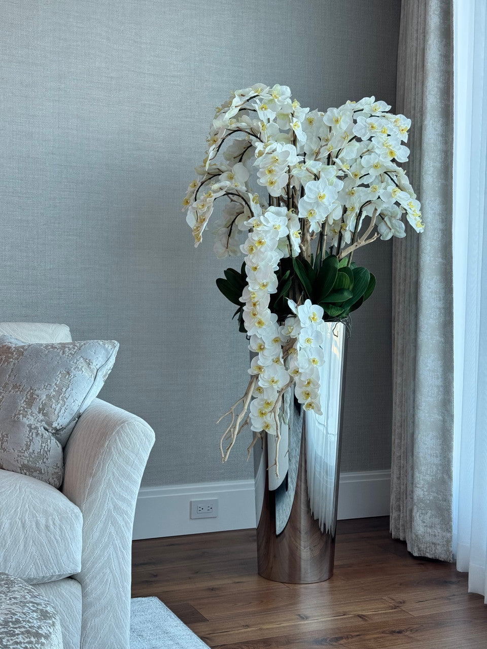 Cascading Orchidées Phalaenopsis en Tapered Acier Inoxydable Polished Cone