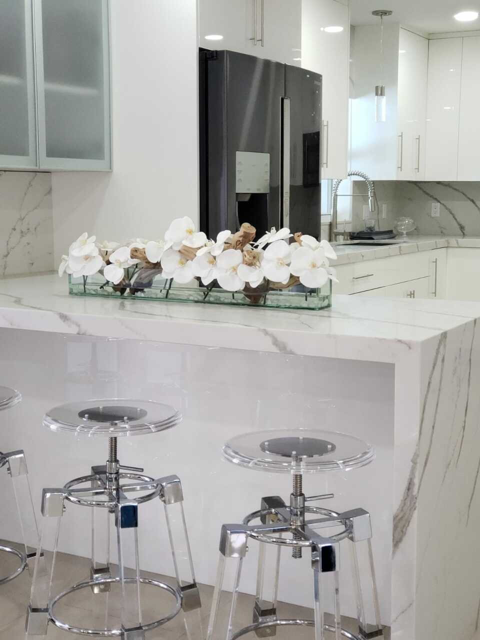 91 Cm Casa Moderna Pot Plateau en Verre avec Blanc Orchidées Phalaenopsis