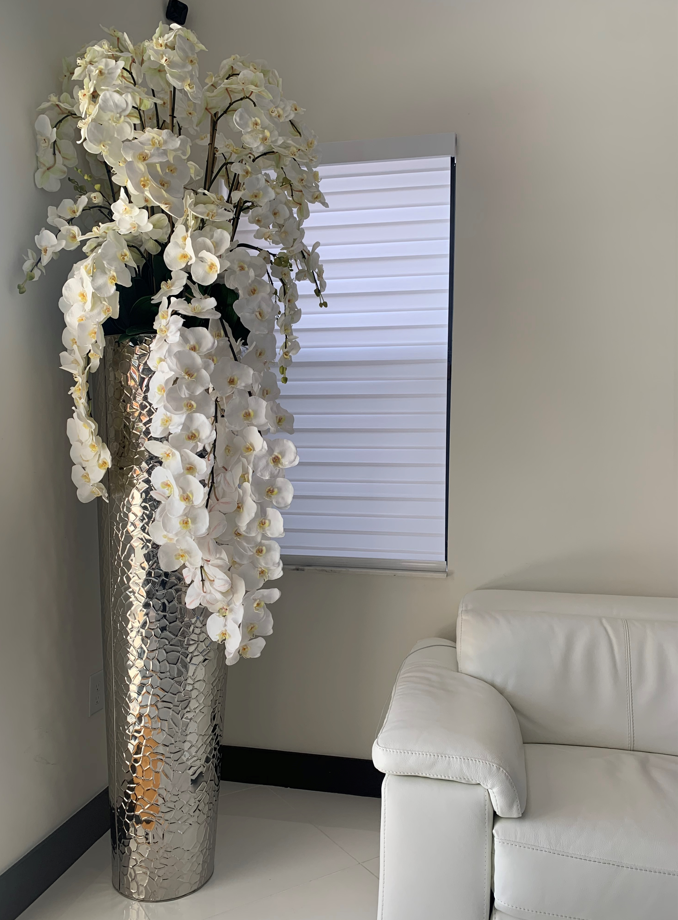 Extra Haut Hammered Pot avec Cascading Orchidées Phalaenopsis
